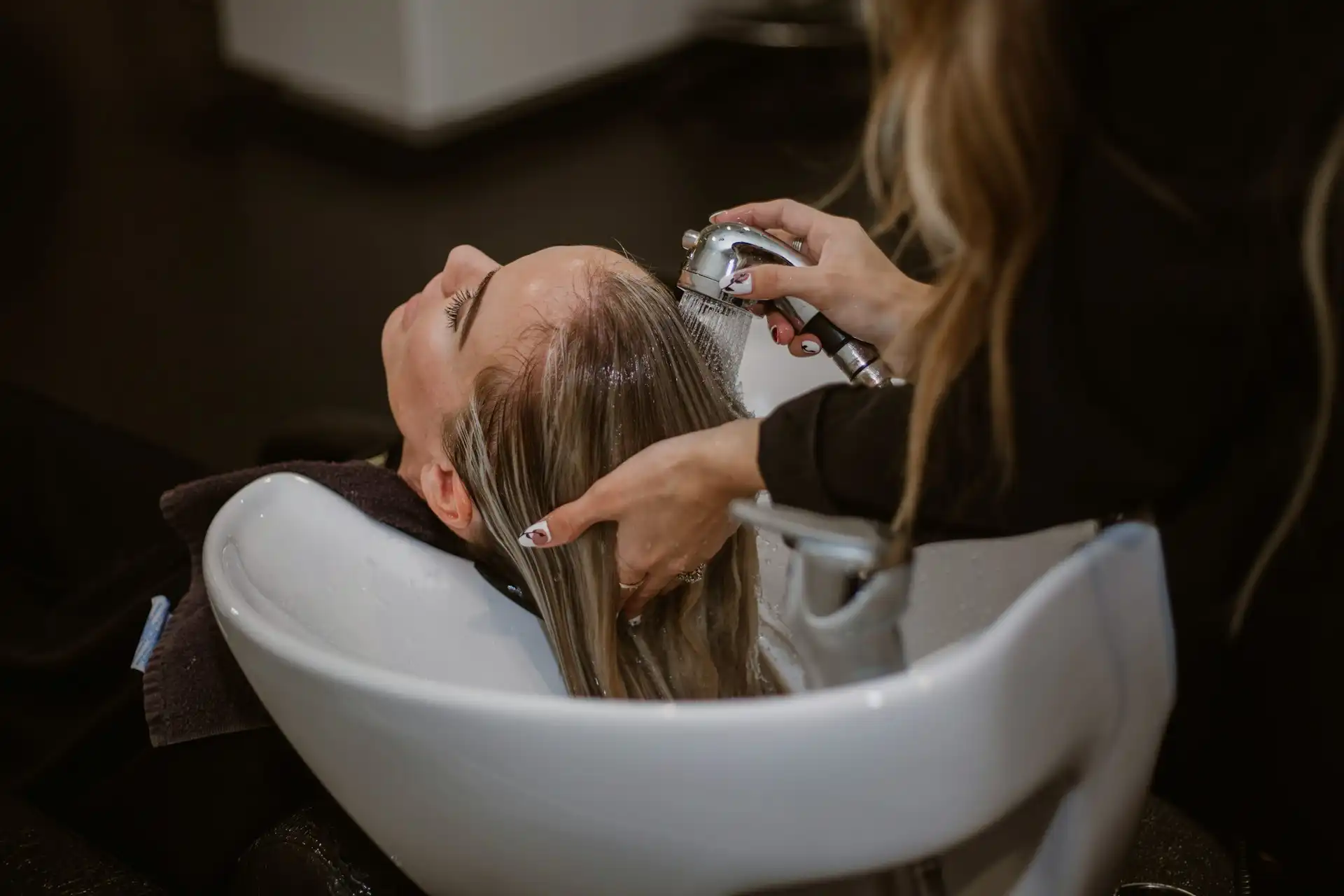 Angielski u fryzjera: Od trim po balayage (Kompletny Słownik)